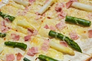 Spargelflammkuchen, einfach, schnell, Flammkuchen mit Schinken und Spargel, lagrafie, Spargelrezept