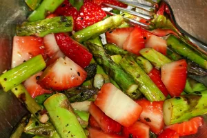 Spargel-Erdbeer-Salat, einfach, Spargel, Spargelrezept, Erdbeeren, lagrafie,